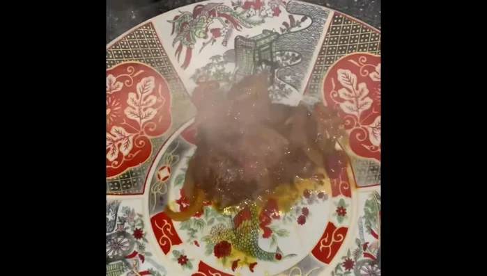 Dressez la viande au centre de l'assiette et arrosez avec la sauce.