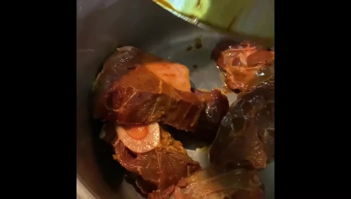 Déposez la viande dans une marmite à pression et faites-la dorer quelques minutes.