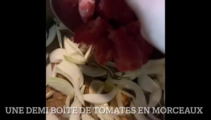 Ajoutez la demi-boîte de tomates concassées.