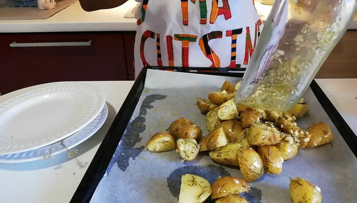 Disposer les pommes de terre sur une plaque de cuisson. (193.66)