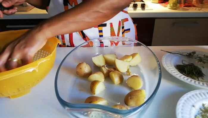 Couper les pommes de terre en deux ou en quartiers, selon leur taille. (78.26)