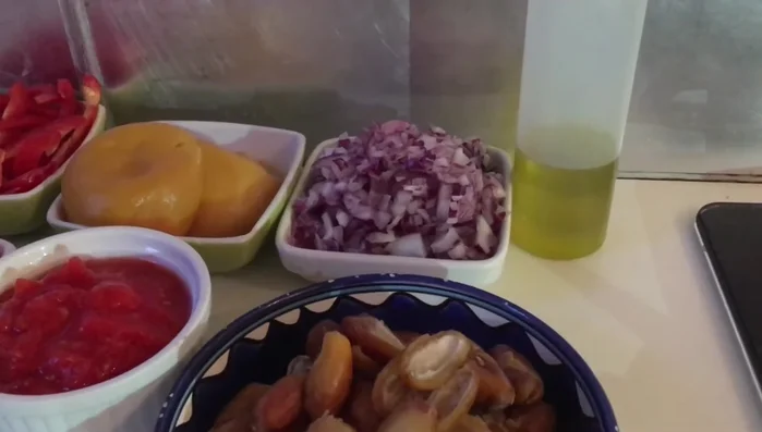 Ajouter les épices (ras el hanout, curcuma, gingembre, safran), le sel et le poivre.