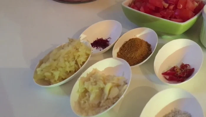 Ajouter les dattes et couvrir d'eau ou de bouillon.