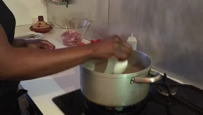 Couvrir le tajine et laisser mijoter à feu doux pendant environ 1h30, jusqu'à ce que l'agneau soit tendre.