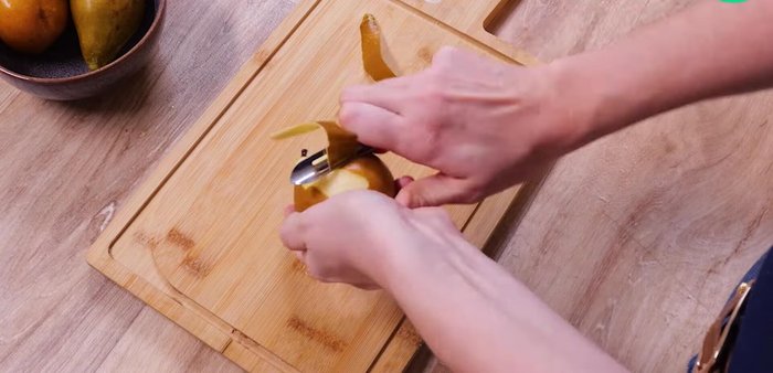 Pour les poires rôties : lavez, pelez et coupez les poires en deux. Retirez le cœur et taillez les fruits en morceaux identiques.
