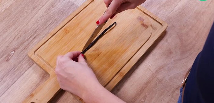 Fendez une gousse de vanille en deux, grattez les grains et réservez. Coupez le citron en deux.