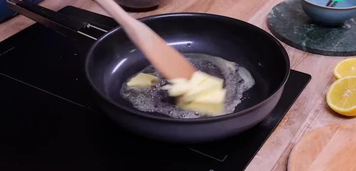 Faites fondre le beurre salé dans une sauteuse. Ajoutez le sucre, puis la gousse de vanille. Laissez infuser. Ajoutez le jus de citron et mélangez.