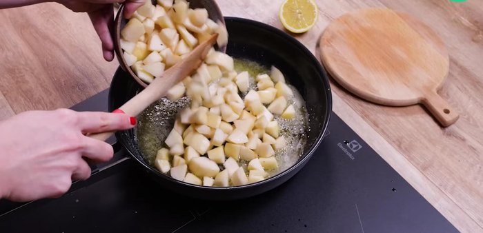 Ajoutez les poires dans la sauteuse, enrobées du sirop. Couvrez et laissez cuire jusqu'à ce que les poires soient fondantes.