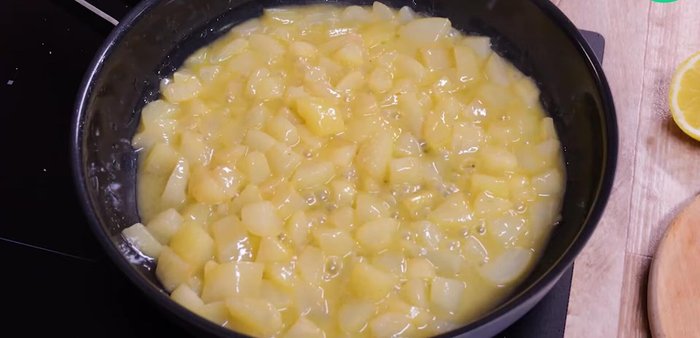 Passez le tout au passoir pour récupérer le jus de cuisson et réservez.