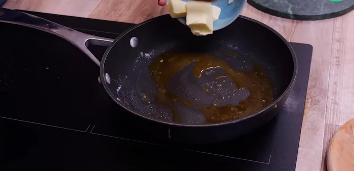 Pour le caramel au beurre salé : faites fondre le sucre dans une poêle. Une fois fondu, ajoutez le beurre et laissez cuire. Remuez, puis ajoutez la crème épaisse et fouettez.
