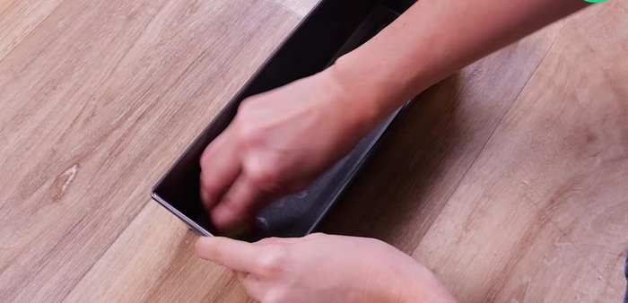Dans un moule beurré, versez la moitié de la pâte à cake. Lissez. Répartissez les poires rôties, un peu de sauce caramel et des pépites de chocolat.