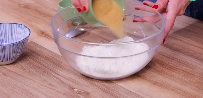 Mélangez la farine, la cassonade et le sucre dans un saladier. Ajouter une pincée de fleur de sel.