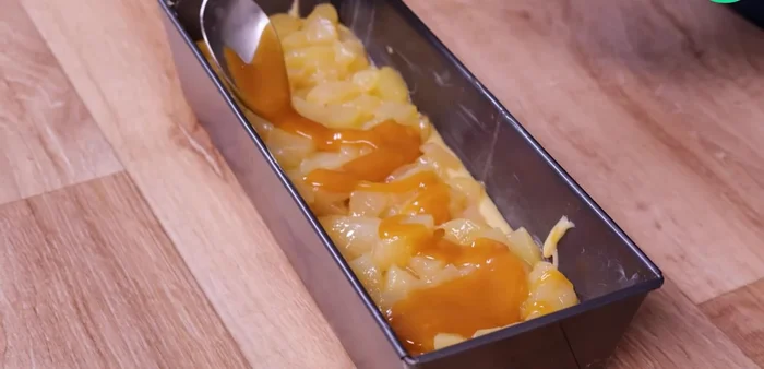 Ajoutez le reste de la pâte à cake, lissez. Parsemez grossièrement du crumble.