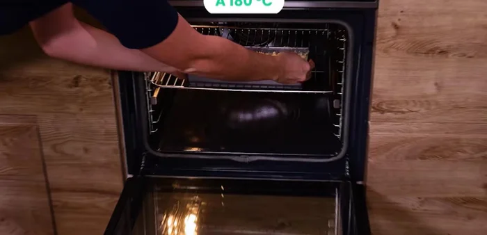 Enfournez pendant environ 20 minutes. Vérifiez la cuisson avec la pointe d’un couteau. Laissez refroidir avant de démouler.