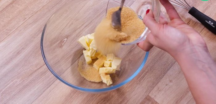 Pour la pâte à cake, mélangez le beurre mou et la cassonade avec un fouet.