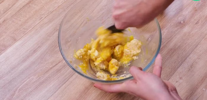 Ajoutez les œufs un par un, en mélangeant à chaque ajout.