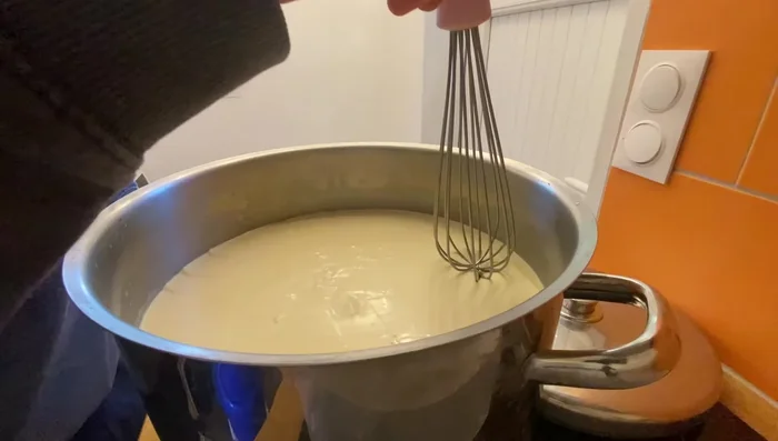 Vérifier la coagulation. Couper le caillé grossièrement au couteau, puis affiner avec un fouet pour obtenir des grains de la taille d'un grain de maïs.