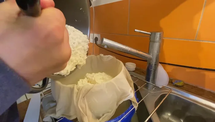 Egoutter le fromage. Verser le caillé dans un moule tapissé d'étamine. Presser 2 kg pendant 15 min, retourner et presser 1h à 2kg, retourner et presser 3h à 5kg, et enfin retourner et presser 8h à 5kg.