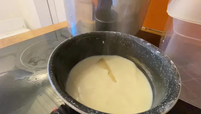 Préparer le levain: Mixer les croûtes de fromage avec du lait à 32°C. Laisser reposer 1 heure. (Filtrer ensuite)