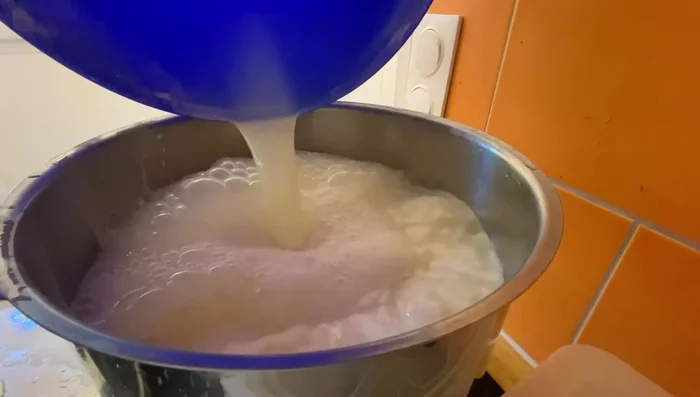Faire chauffer 10L de lait cru à 35°C en brassant régulièrement.