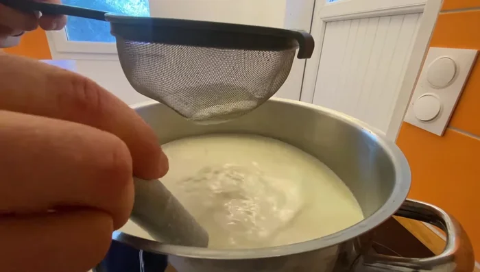 Ajouter le levain filtré et 1 cuillère à café de ferment mésophile au lait chaud. Mélanger et laisser reposer 30 minutes.