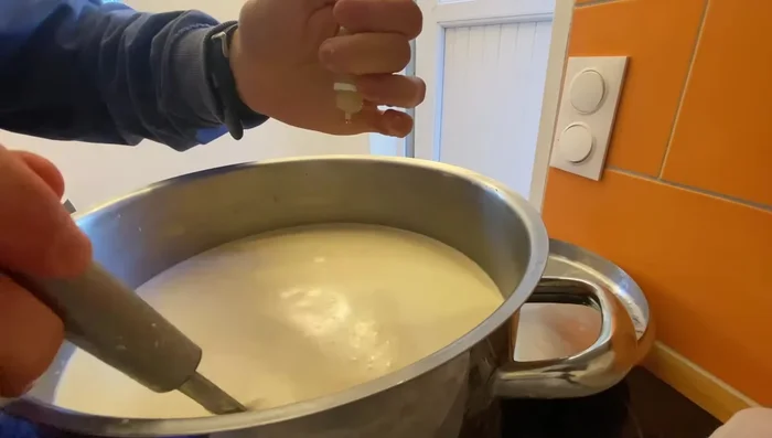 Ajouter 40 gouttes de présure. Mélanger délicatement et laisser coaguler 45 minutes à couvert.