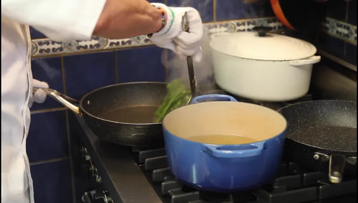 Préparation des asperges : Cuire à la vapeur ou à l'eau pendant 4 à 5 minutes.