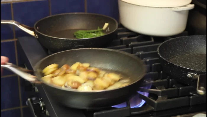 Préparation de la sauce Roquefort : Faire fondre le roquefort avec de la crème, du fond de veau, du cognac et du vin blanc. Assaisonner.