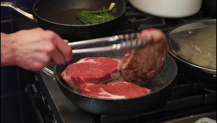 Préparation des steaks : Cuire les steaks à la poêle à feu vif, environ 150°C, jusqu'à la cuisson désirée.