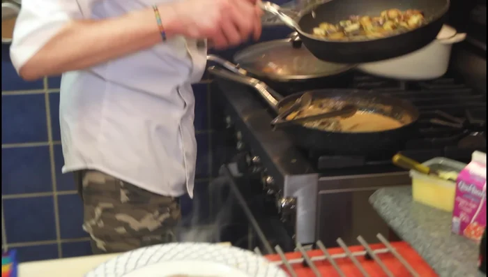 Dressage : Disposer les pommes de terre, les asperges, les steaks et la sauce Roquefort sur l’assiette.