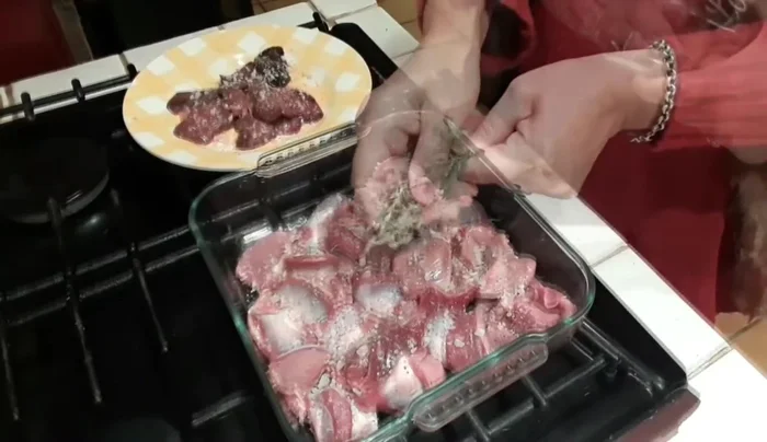 Ajoutez une ou deux feuilles de laurier sur les gésiers et les foies. Laissez mariner au réfrigérateur pendant environ 12 heures ( toute la nuit).