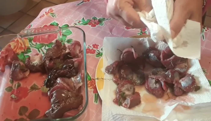 Ajoutez les gésiers dans la graisse de canard chaude. Ajoutez 2 feuilles de laurier et quelques grains de poivre.