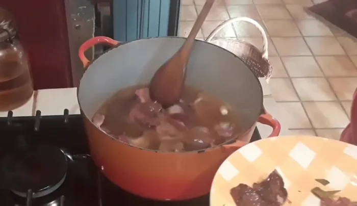 Ajouter les foies de volaille. (L'auteur les retire un peu avant la fin de la cuisson car il n'en a pas beaucoup).