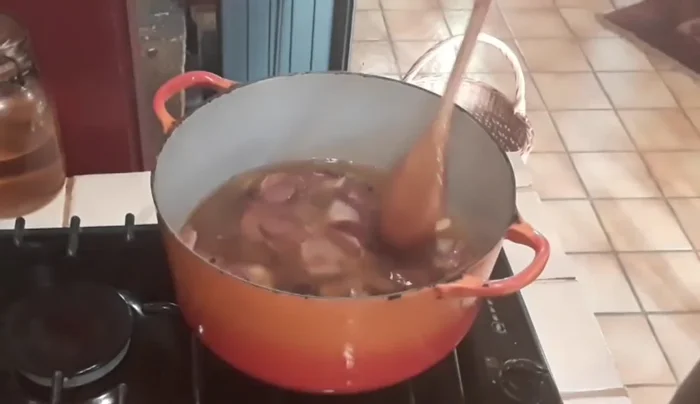 Laissez confire à feu doux pendant au moins deux heures, en remuant régulièrement pour éviter que ça colle au fond.