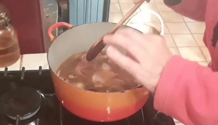 Après une heure de cuisson, vérifiez la cuisson des gésiers en plantant la pointe d'un couteau. Si nécessaire, poursuivez la cuisson.