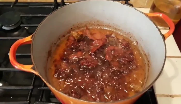 Après deux heures de cuisson, vérifiez à nouveau la cuisson des gésiers. Ils doivent être tendres.