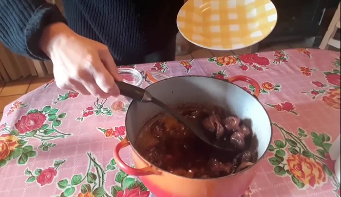 Sortez les gésiers de la graisse et mettez-les dans des bocaux. Recouvrez de graisse de canard.