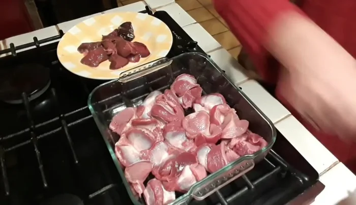 Recouvrez les gésiers et les foies de volaille d'un peu de gros sel pour déshydrater et enlever l'eau. Poivrez et ajoutez du thym.