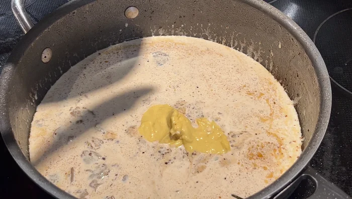 Incorporer la moutarde et le romarin (si vous ne l'avez pas déjà utilisé pour la cuisson de la viande).