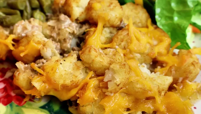 Casserole de pommes de terre: Faire cuire le bœuf haché avec un oignon haché. Égoutter l'excès de graisse. Ajouter la crème de champignons, la crème sure/yaourt, le cheddar, et bien mélanger.