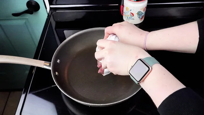 Bœuf et ragoût: Faire cuire le bœuf haché avec un oignon coupé en dés. Ajouter l'assaisonnement pour tacos, la sauce enchilada rouge et bien mélanger.