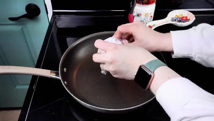 Préparer des hamburgers au fromage: Faire cuire le bœuf haché avec des oignons hachés finement jusqu'à cuisson complète. Égoutter l'excès de graisse.