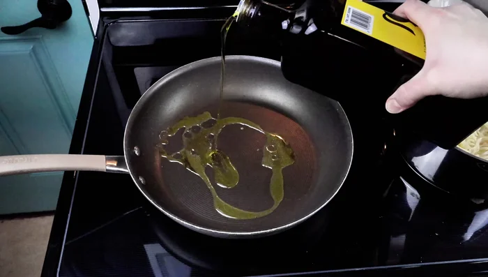 Casserole de spaghetti: Faire cuire le bœuf haché avec un oignon et un poivron vert hachés. Ajouter le sel, l'origan/assaisonnement italien, le poivre et bien mélanger.