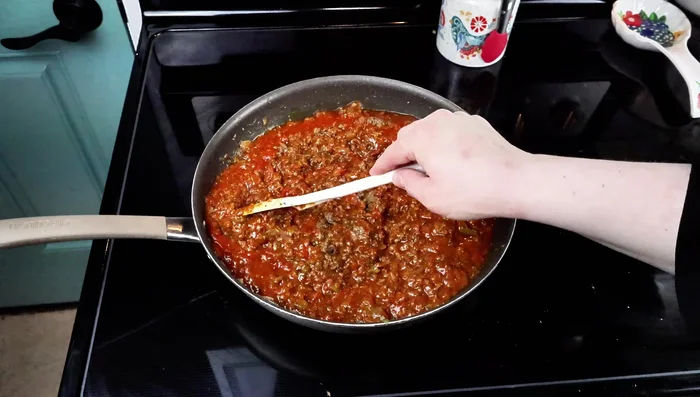 Préparation de la sauce: Ajouter la sauce pour pâtes, le beurre fondu, l'ail, la farine, la crème moitié-moitié/crème épaisse et le parmesan. Remuer jusqu'à épaississement.