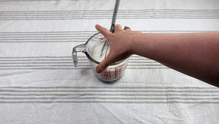 Épaississement de la soupe: Ajouter le lait/moitié-moitié et la fécule de maïs/farine. Remuer pendant 5 minutes jusqu'à épaississement.