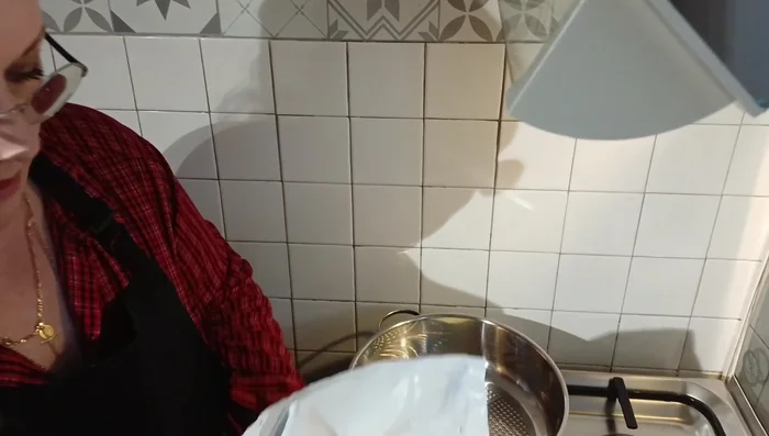 Faire fondre une noix de beurre et un peu d'huile d'olive dans une poêle.