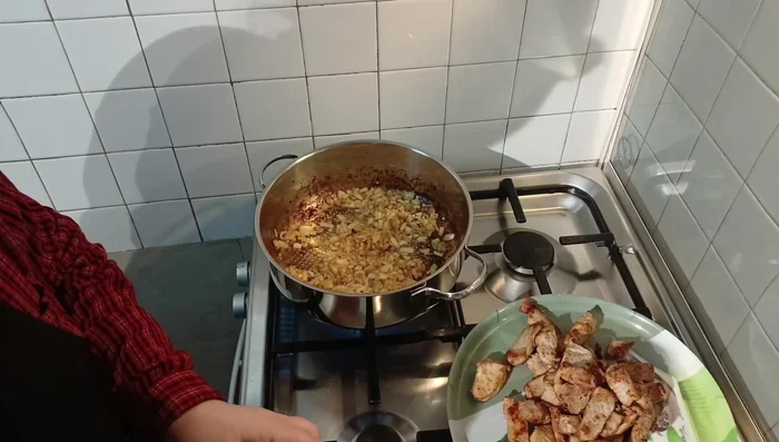Remettre le porc dans la poêle.