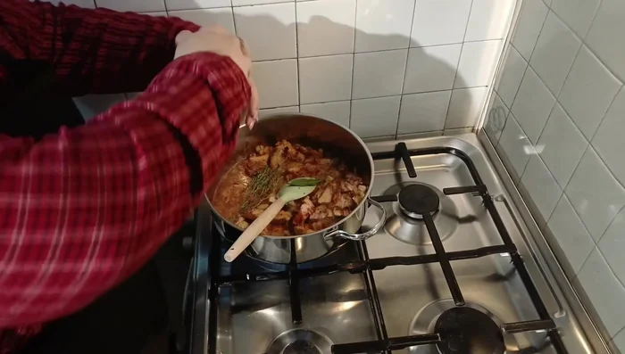 Ajouter le thym, le laurier, le sel et le poivre. Rectifier l'assaisonnement en fin de cuisson.