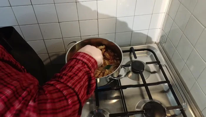 Laisser mijoter à feu doux pendant 1h à 1h15, à couvert.