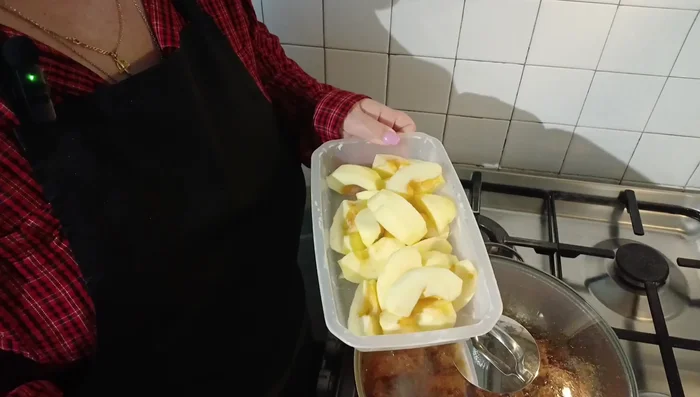 Ajouter les pommes (pelées, vidées et coupées en quartiers) 20 minutes avant la fin de la cuisson.